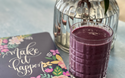 Make this Vibrant Probiotic & Antioxidant Boosting, Pineapple Blueberry Smoothie!